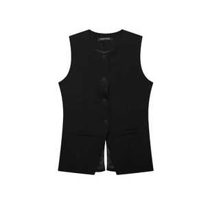 Veste sans manches noire minimaliste avec quatre boutons et poches sur fond blanc épuré