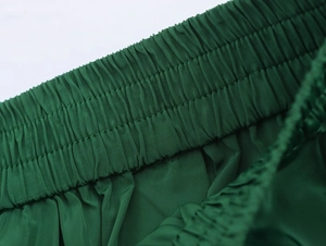 Vue macro de la taille élastique vert foncé sur une jupe midi élégante