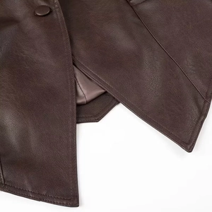 Détail d'une veste en similicuir marron foncé avec coupe d'ourlet et coutures fines