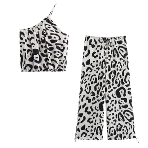 Zweiteiler für Damen mit schwarz-weißem Leopardenmuster, One-Shoulder-Top und weiter Hose