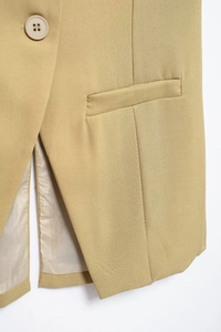 Détail du gilet blazer sans manches kaki avec bouton mat et poche à rabat finie