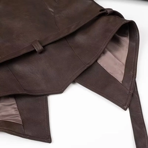 Gros plan détaillé de l'ourlet d'une veste en cuir vintage marron avec doublure soyeuse