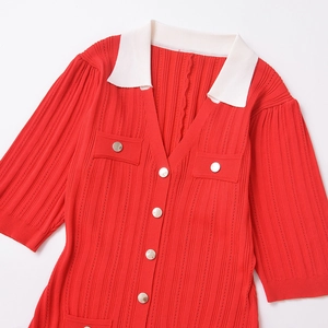 Robe en tricot rouge et blanc pour femmes avec manches moyennes et boutons en métal
