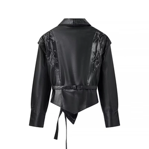 Vue arrière du blouson motard noir avec laçage au dos et une coupe d'ourlet asymétrique