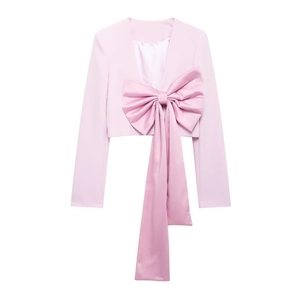 Détail du blazer en satin rose orné d'un nœud surdimensionné avec des rubans élégants