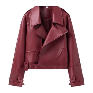 Détail d'une veste motard bordeaux en similicuir avec ceinture à la taille et revers larges