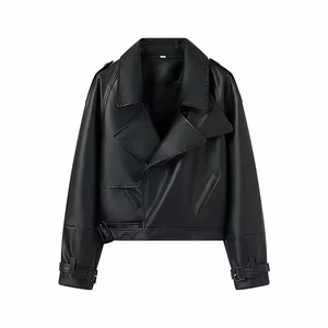 Détail d'un blouson motard vintage en cuir PU noir avec revers larges et boucles de ceinture