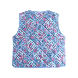 Gilet matelassé à motifs cachemire et bordure bleue, vue de dos style bohème chic