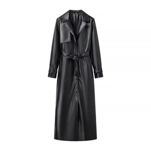 Détail d'un trench-coat noir en similicuir avec revers classiques, boutons et ceinture
