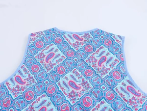 Détails de l'imprimé paisley et du passepoil bleu sur ce gilet vintage sans manches