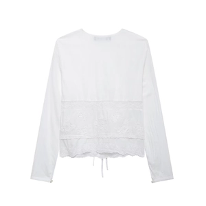 Broderie détaillée et ajouré en dentelle sur l'ourlet de cette blouse blanche