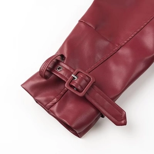 Détail de la manchette de veste en similicuir bordeaux avec boucle métallique ajustable