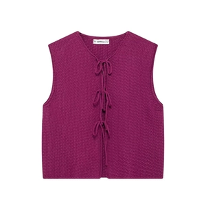 Gilet en tricot violet foncé avec col en V et trois nœuds papillon sur le devant