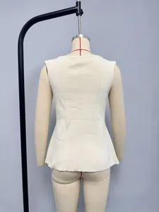 Détail d'un gilet en tricot blanc avec boutons dorés et texture de maille élégante