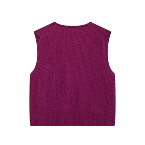 Détail du gilet violet en maille gaufrée montrant la texture nid d'abeille et bord côtelé