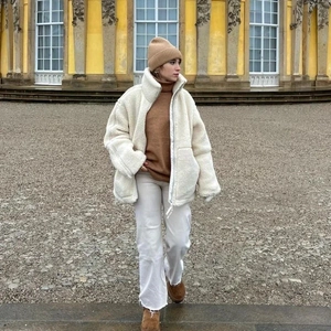 Veste polaire blanche pour femme avec col montant et fermeture éclair pour style d'hiver