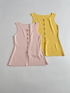 Détails de gilets en maille à col rond avec boutons dorés et ourlet évasé élégant