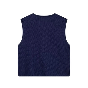 Vue détaillée du dos d'un gilet en tricot bleu foncé avec texture de maille fine