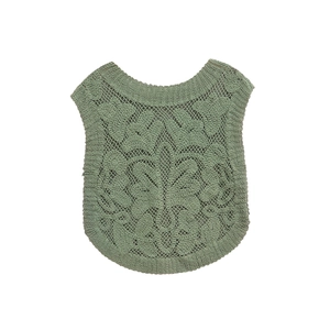 Detailaufnahme des salbeigrünen Häkelkragens mit aufwendigen floralen Strickmustern