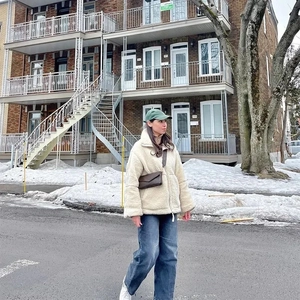 Détail d'une veste polaire zippée blanc crème avec col montant au style urbain hiver