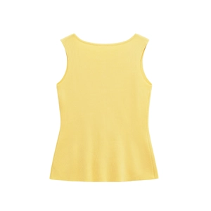 Gros plan d'un gilet en tricot jaune vif ajusté avec texture fine et col rond