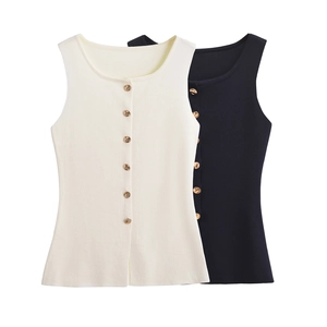 Détail de gilets en maille côtelée beige et noir avec d'élégants boutons dorés