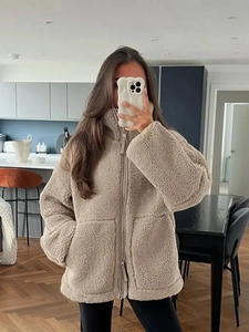 Détail de la veste en polaire beige montrant la fermeture éclair et la matière texturée