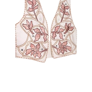 Gilet boho con ricamo a specchio e motivi floreali rosa su tessuto crema frontale