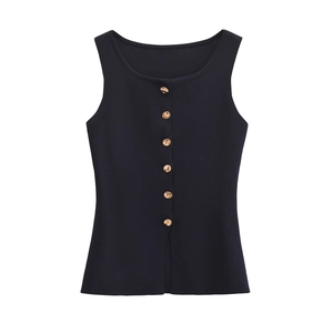 Détail du gilet en maille bleu marine avec six boutons dorés et une texture côtelée