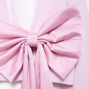 Blazer en satin rose pâle pour femme avec un grand nœud décoratif et texture élégante