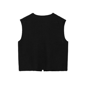 Gros plan détaillé montrant la texture en maille gaufrée de ce débardeur en tricot noir