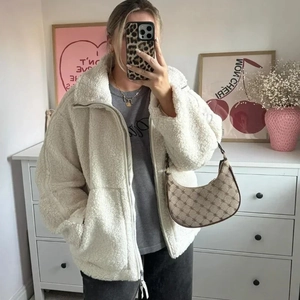 Veste oversize en polaire blanche avec fermeture éclair pour un look street style