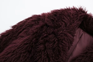 Λεπτομέρεια μπορντό γούνας με πυκνή υφή και υψηλής ποιότητας εσωτερική φόδρα