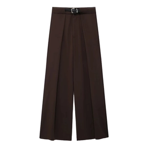 Détail du pantalon large marron foncé à taille haute avec ceinture noire et plis
