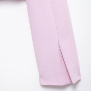 Blazer rose satiné avec détails de fente aux poignets et coutures de précision élégantes