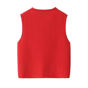 Vue détaillée de la maille gaufrée au dos de ce débardeur en tricot rouge vif