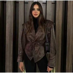 Veste en similicuir marron foncé avec épaules superposées et ceinture taille