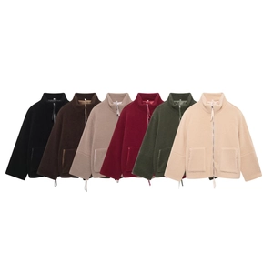 Vue détaillée des vestes en polaire à col montant et fermeture éclair en six couleurs