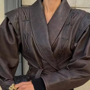 Veste vintage en similicuir marron foncé avec détails lacés et ceinture assortie