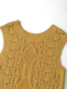 Detaillierte Nahaufnahme der ingwergelben Häkelweste mit aufwendigen Strickmustern