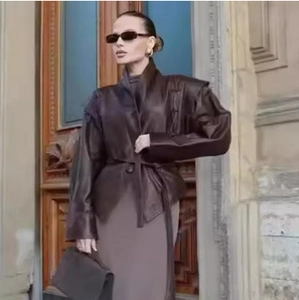 Veste cache-cœur vintage en cuir marron foncé avec ceinture et épaules structurées