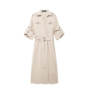 Détail de la robe midi beige style chemise avec col à revers, ceinture et manches boutonnées