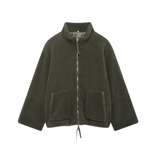 Détail de la veste en polaire vert foncé avec grandes poches cargo et fermeture éclair
