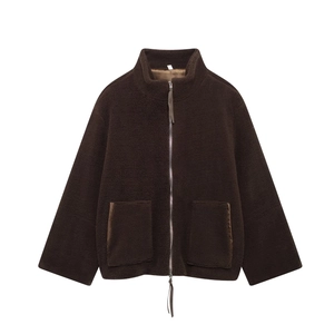 Détail de la veste en polaire marron foncé avec col montant et grandes poches plaquées