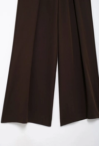 Vue détaillée d'un pantalon large marron foncé au tombé fluide et tissu lisse