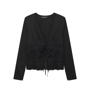 Chemisier noir bohème pour femme avec col en V, broderies florales et bordure en dentelle