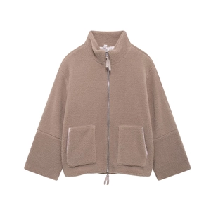 Détail d'une veste en polaire zippée marron avec col montant et grandes poches plaquées