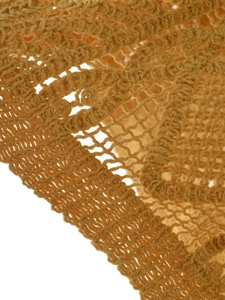Detailaufnahme von gelbem Häkelstoff mit filigranem Wellenmuster und Texturen