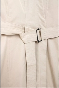 Détail de la ceinture de robe beige avec coutures multiples et boucle en métal noir