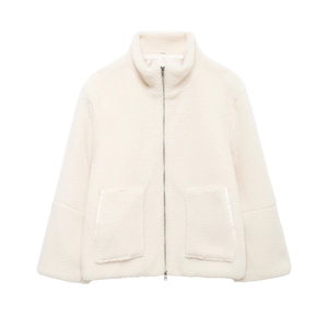 Détail de veste polaire crème avec col montant, fermeture zippée et grandes poches